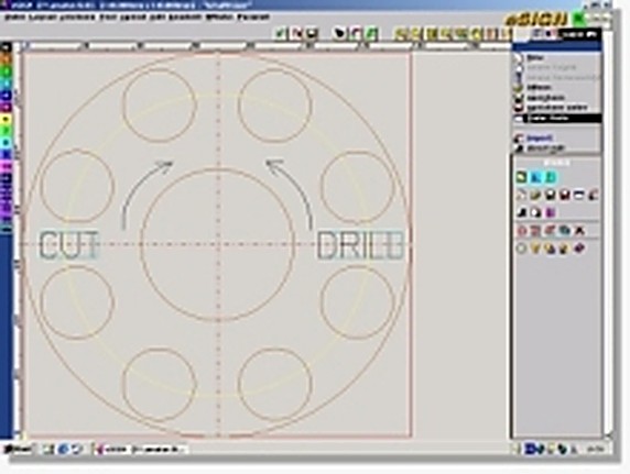 CAD/CAM-Layout eines Kundenschildes am Bildschirm