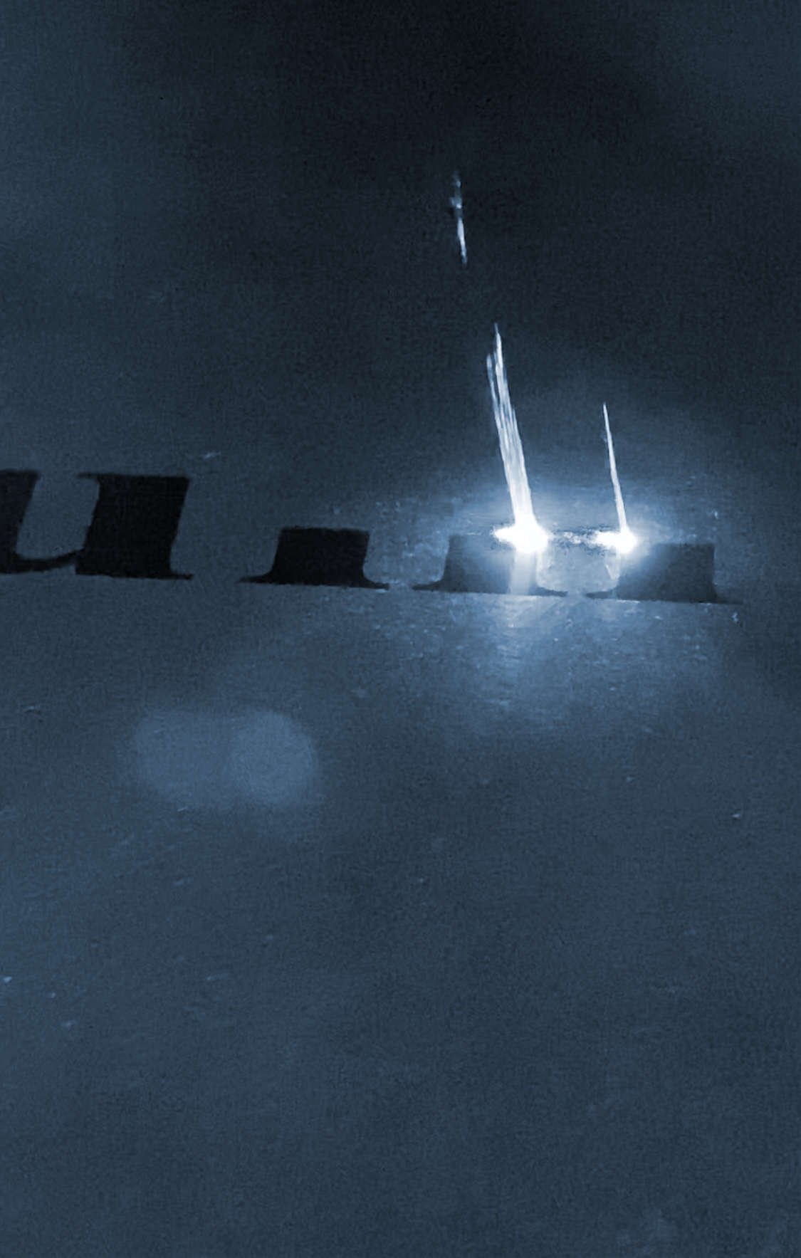Laserkopf über einer Metallplatte während der Beschriftung